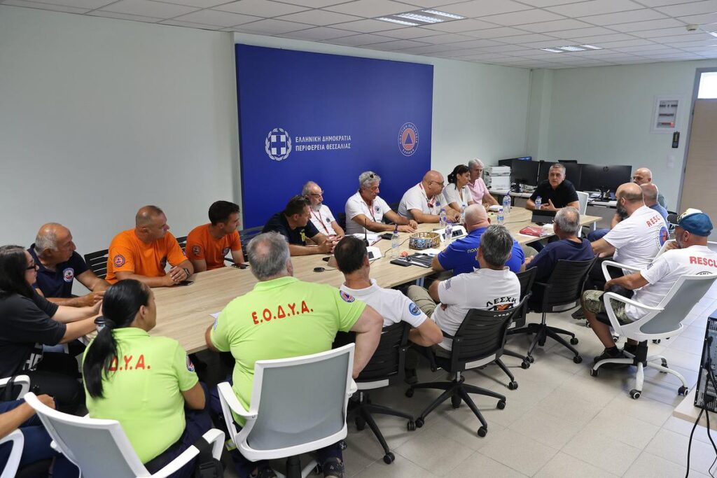 Σύσκεψη Δημήτρη Κουρέτα με εθελοντές Πολιτικής Προστασίας στη Θεσσαλία