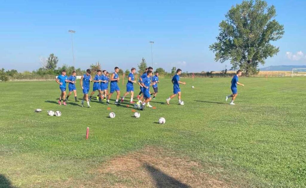 Παίκτες της Λυγαριάς στην πρώτη προπόνηση της σεζόν με φόντο τα Τρίκαλα