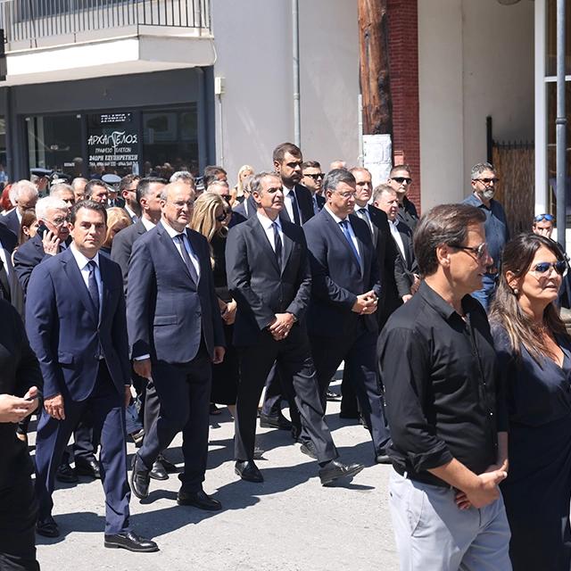 Ο Κώστας Σκρέκας στην κηδεία του Απόστολου Βεσυρόπουλου στην Αλεξάνδρεια Ημαθίας