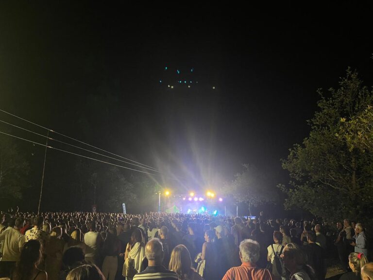 Συναυλία της Ελένης Τσαλιγοπούλου στον Παμισό Ποταμό στο Μουζάκι, με το κοινό να απολαμβάνει τη μουσική σε φυσικό υπαίθριο χώρο.