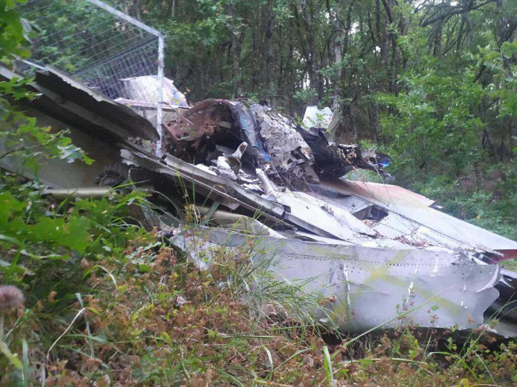 Συντρίμμια του RF-4E Phantom μέσα σε δασώδη πλαγιά στην Καλογριανή Τρικάλων