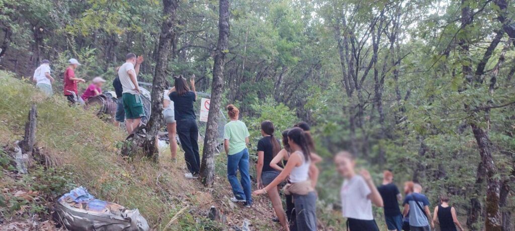 Ομάδα επισκεπτών προσεγγίζει τα συντρίμμια του RF-4E Phantom μέσα σε δασική περιοχή της Καλογριανής Τρικάλων