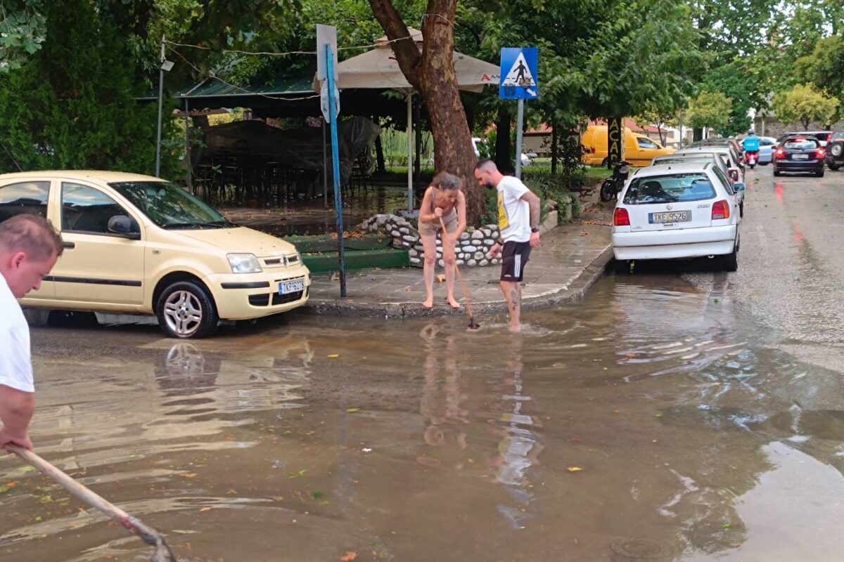 Καθαρισμός φρεατίων από πολίτες στα Τρίκαλα μετά το μπουρίνι