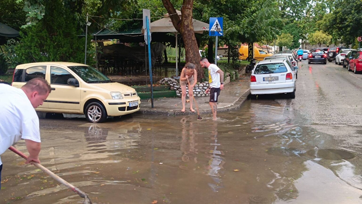 Κάτοικοι των Τρικάλων προσπαθούν να ξεβουλώσουν τα φρεάτια μετά την έντονη βροχόπτωση.