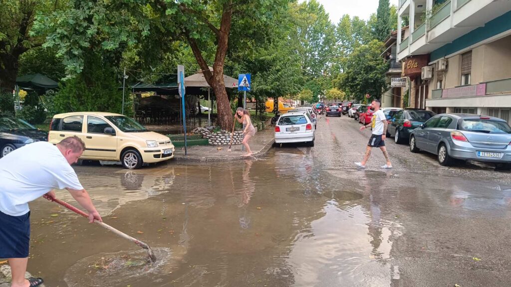 Κάτοικοι των Τρικάλων προσπαθούν να ξεβουλώσουν τα φρεάτια μετά την έντονη βροχόπτωση.