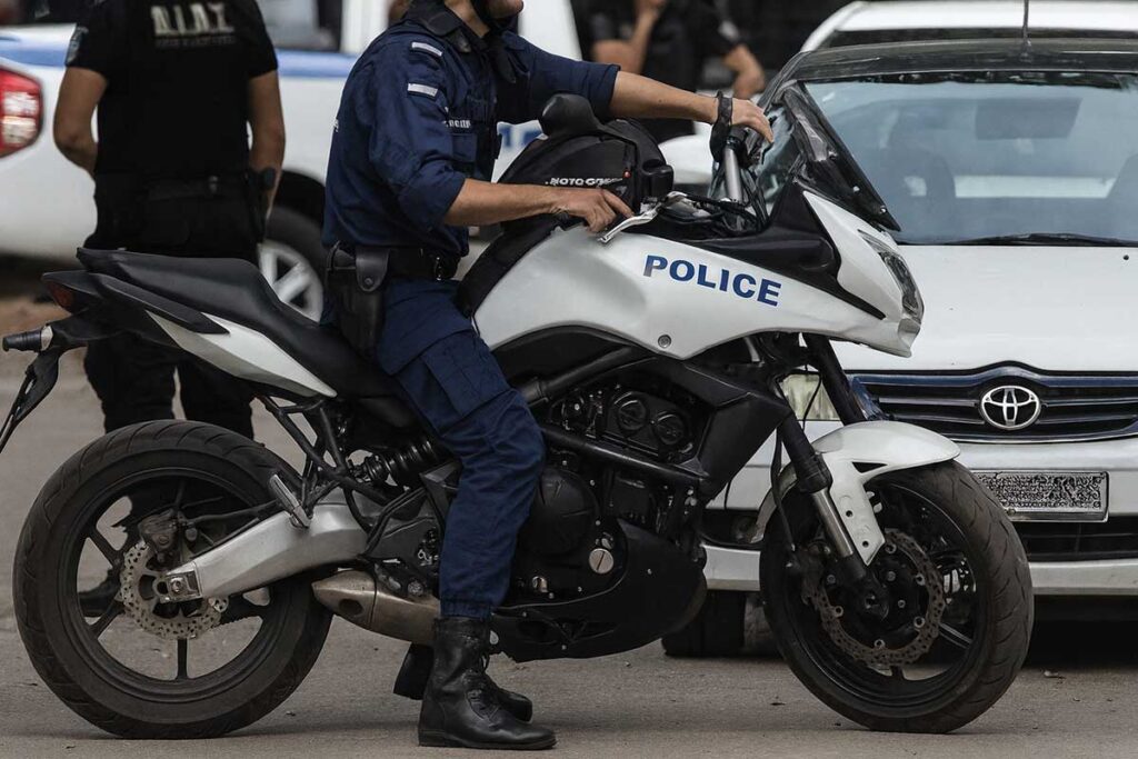 Ένα στιλέτο και δύο σπρέι πιπεριού τον έστειλαν στο τμήμα
