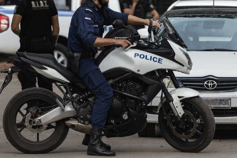 Αστυνομικοί της ομάδας ΔΙ.ΑΣ. σε περιπολία στα Τρίκαλα με δίκυκλες μοτοσικλέτες