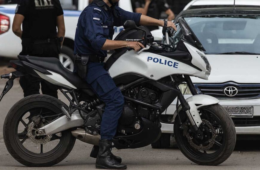 Αστυνομικοί της ομάδας ΔΙ.ΑΣ. σε περιπολία στα Τρίκαλα με δίκυκλες μοτοσικλέτες