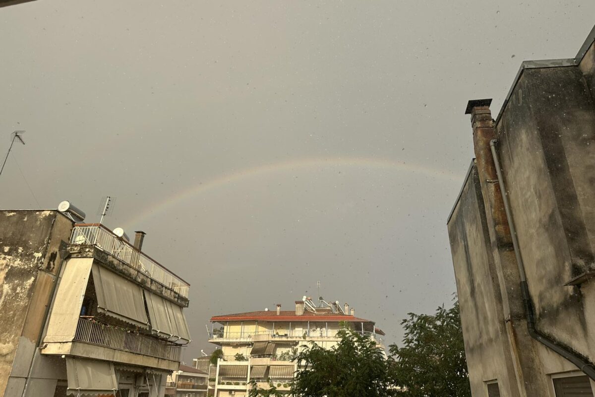 Πρωτοφανές μπουρίνι στα Τρίκαλα: Ισχυρή βροχή, χαλάζι και ζημιές στην πόλη