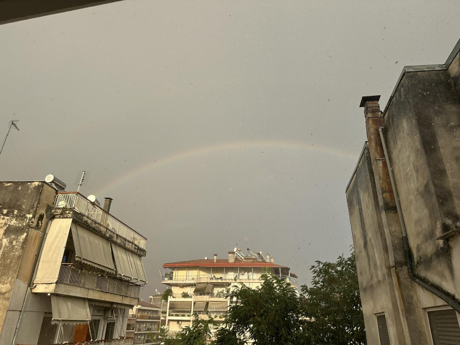 Πρωτοφανές μπουρίνι στα Τρίκαλα: Ισχυρή βροχή, χαλάζι και ζημιές στην πόλη