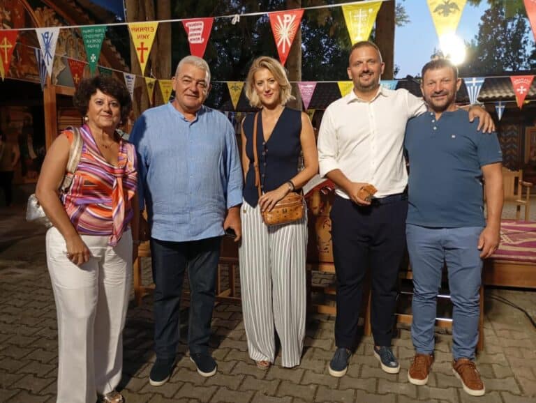 Ο Άκης Αναστασίου με την Έφη Λεβέντη, τον Κώστα Αργυρίου, τη Βιβιάν Τέγου και τον Γιώργο Γεωργούλα στον Μέγα Εσπερινό στον Πρόδρομο Τρικάλων