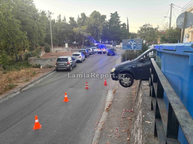 Λαμία: Αυτοκίνητο κρεμάστηκε στο κενό στον Άγιο Λουκά – Απίστευτο τροχαίο
