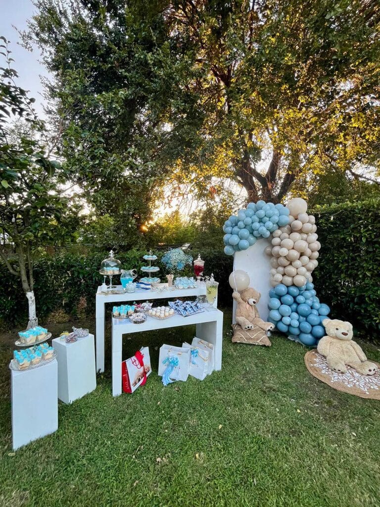 Baby shower Μαρία Τασιούλα – Δημήτρης Σκούρος με γαλάζιες λεπτομέρειες και χαμόγελα