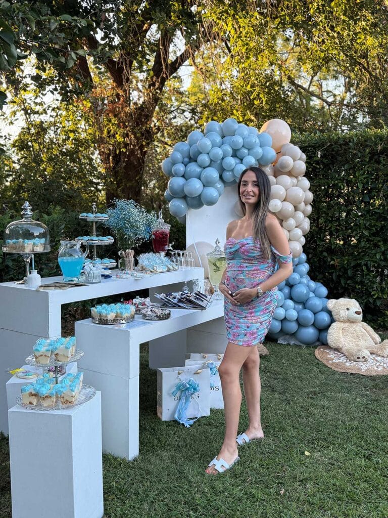Baby shower Μαρία Τασιούλα – Δημήτρης Σκούρος με γαλάζιες λεπτομέρειες και χαμόγελα