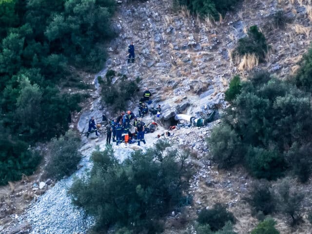 Λάρισα: Αίσιο τέλος στο θρίλερ – Απεγκλωβίστηκε ζωντανός ο 53χρονος από το σπήλαιο