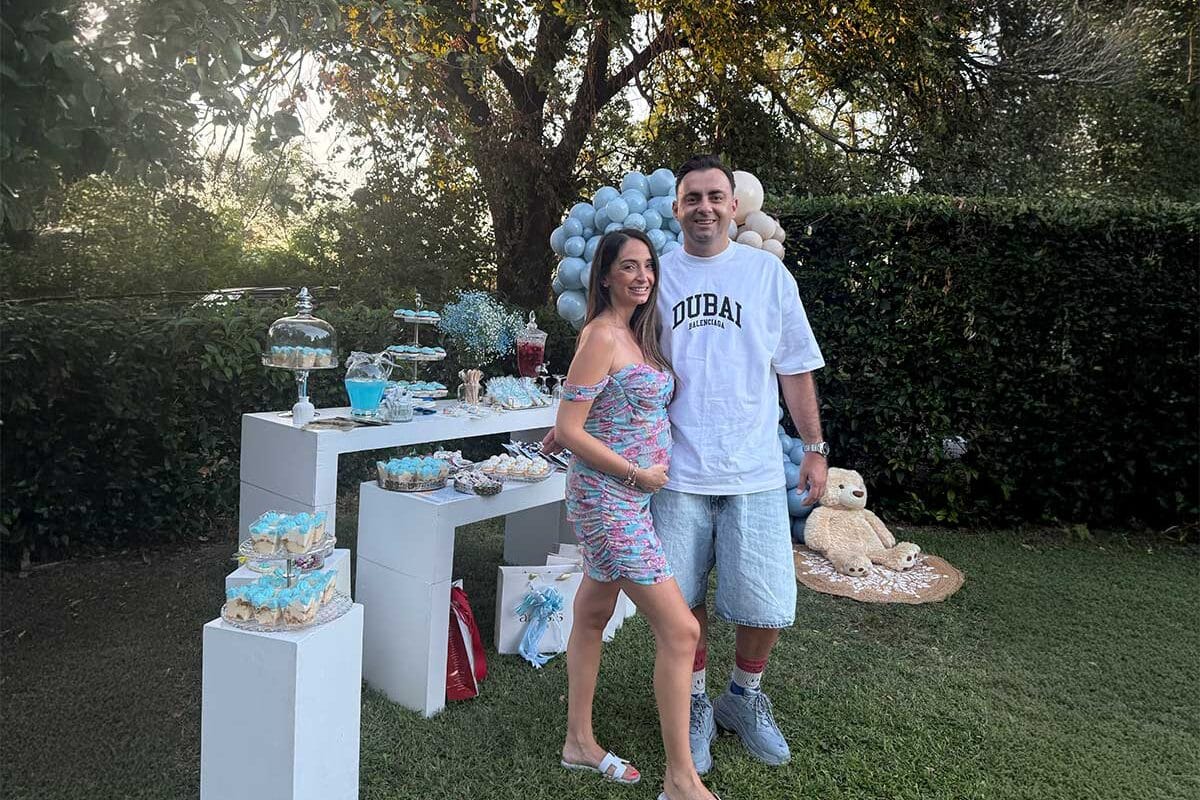 Baby shower Μαρία Τασιούλα – Δημήτρης Σκούρος με γαλάζιες λεπτομέρειες και χαμόγελα