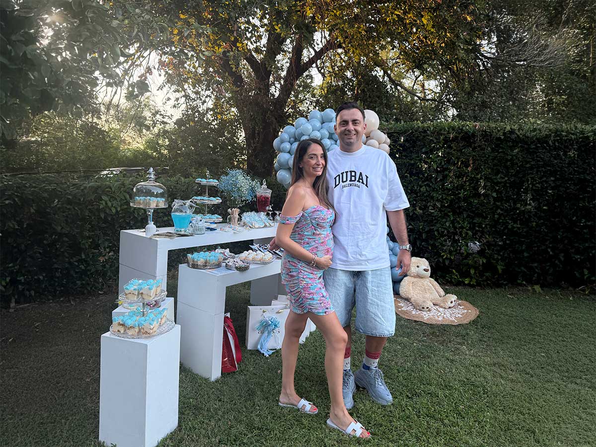 Baby shower Μαρία Τασιούλα – Δημήτρης Σκούρος με γαλάζιες λεπτομέρειες και χαμόγελα