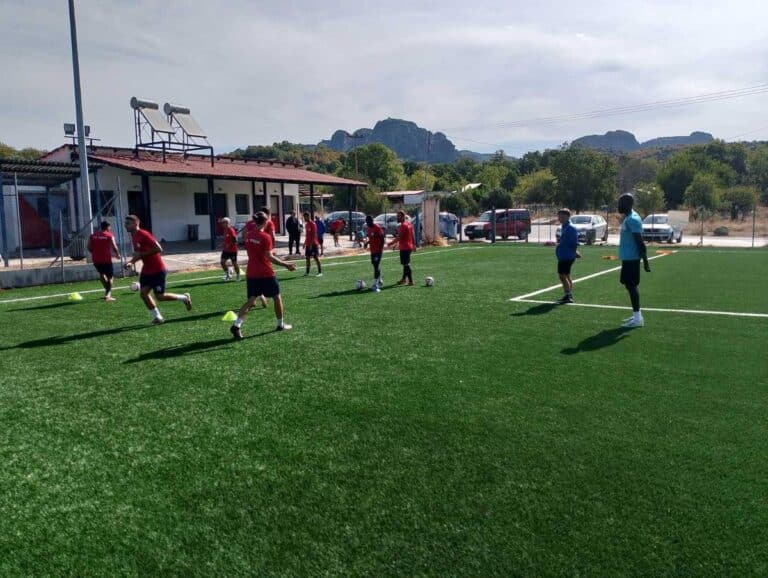 Οι παίκτες του ΑΟ Τρίκαλα προπονούνται στο γήπεδο Καστρακίου με συνθετικό χλοοτάπητα πριν τον αγώνα με τον Άρη Φιλιατών