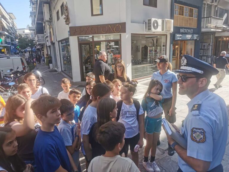 «Ο διοικητής Τροχαίας και η προϊσταμένη Δημοτικής Αστυνομίας Τρικάλων ενημερώνουν μαθητές στην πλατεία Ρήγα Φεραίου για την οδική ασφάλεια»