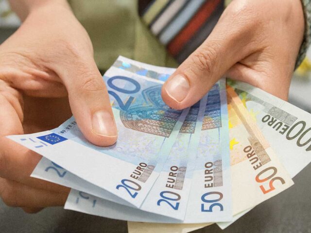 Η ΕΚΤ συνιστά μετρητά – το ψηφιακό όραμα Παπαστεργίου «κολλάει» στην πρίζα