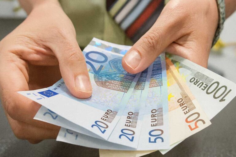 Η ΕΚΤ συνιστά μετρητά – το ψηφιακό όραμα Παπαστεργίου «κολλάει» στην πρίζα