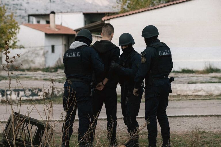 Αστυνομικοί της ΟΠΚΕ συλλαμβάνουν άτομο σε καταυλισμό κατά τη διάρκεια επιχείρησης