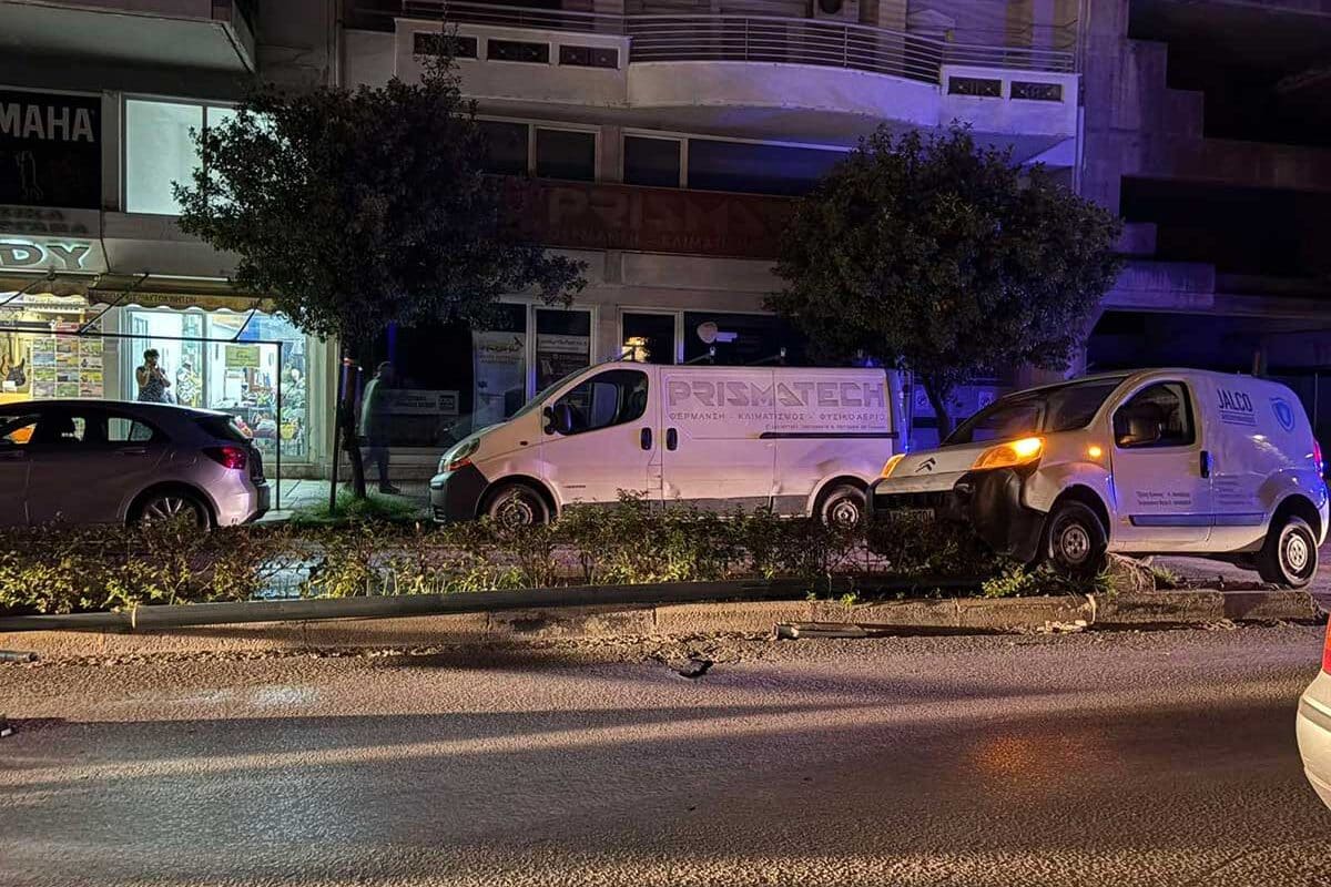 Ατύχημα στην οδό Λαρίσης – όχημα ανέβηκε στη νησίδα, τραυματίας πεζός