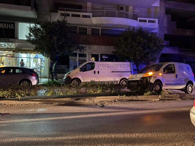 Ατύχημα στην οδό Λαρίσης – όχημα ανέβηκε στη νησίδα, τραυματίας πεζός