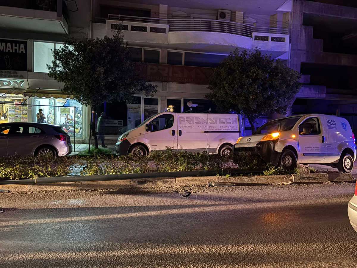 Ατύχημα στην οδό Λαρίσης – όχημα ανέβηκε στη νησίδα, τραυματίας πεζός