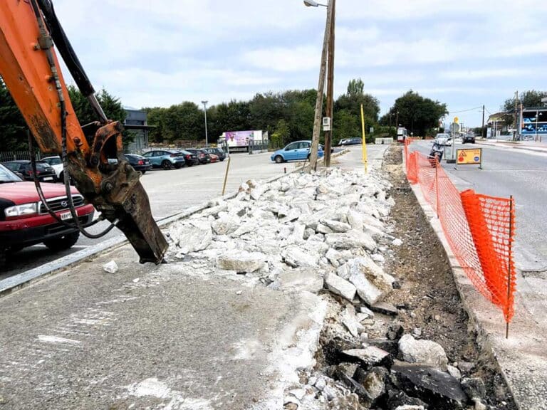 Κατασκευή νέων πεζοδρομίων στη δεξιά πλευρά της οδού Καρδίτσης στα Τρίκαλα από συνεργεία του Δήμου Τρικκαίων