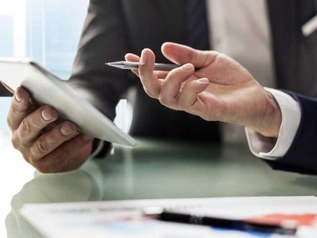 Υποχρεωτική από σήμερα η ηλεκτρονική τιμολόγηση στις συμβάσεις του Δημοσίου – Διαθέσιμη η εφαρμογή Timologio B2G