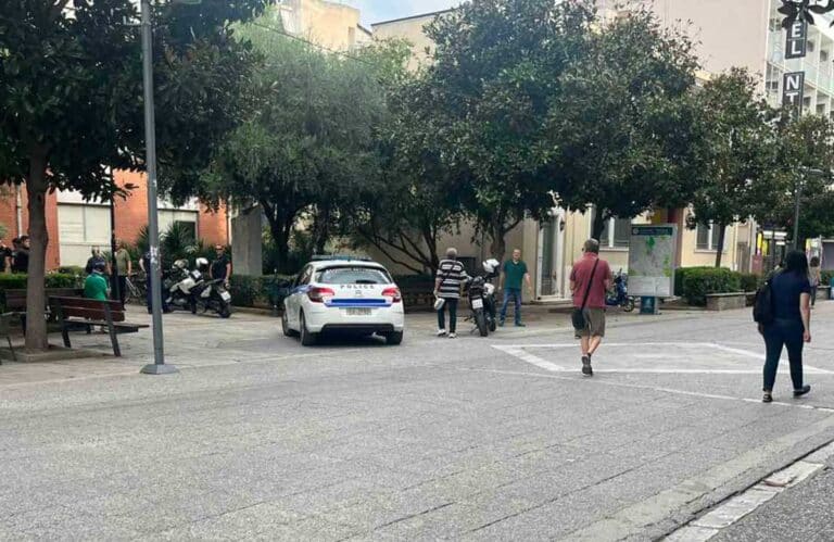 Περιπολικό έξω από το Δημαρχείο Τρικάλων μετά την προσαγωγή πολίτη με σχισμένο μπλουζάκι.