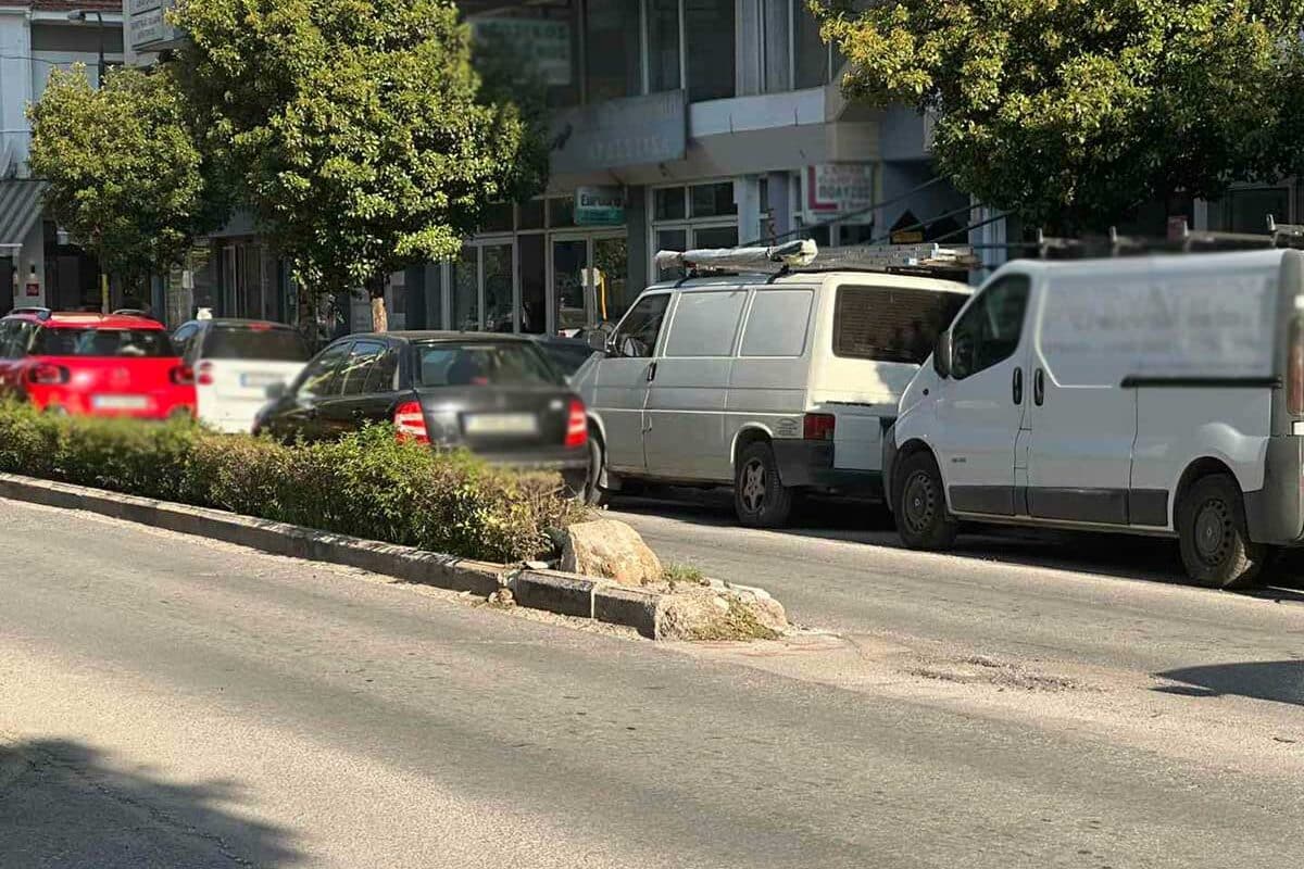 Τρίκαλα: Σκοτεινή και χωρίς σήμανση η νησίδα στην οδό Λαρίσης – Νέο ατύχημα μετά το σοβαρό τροχαίο