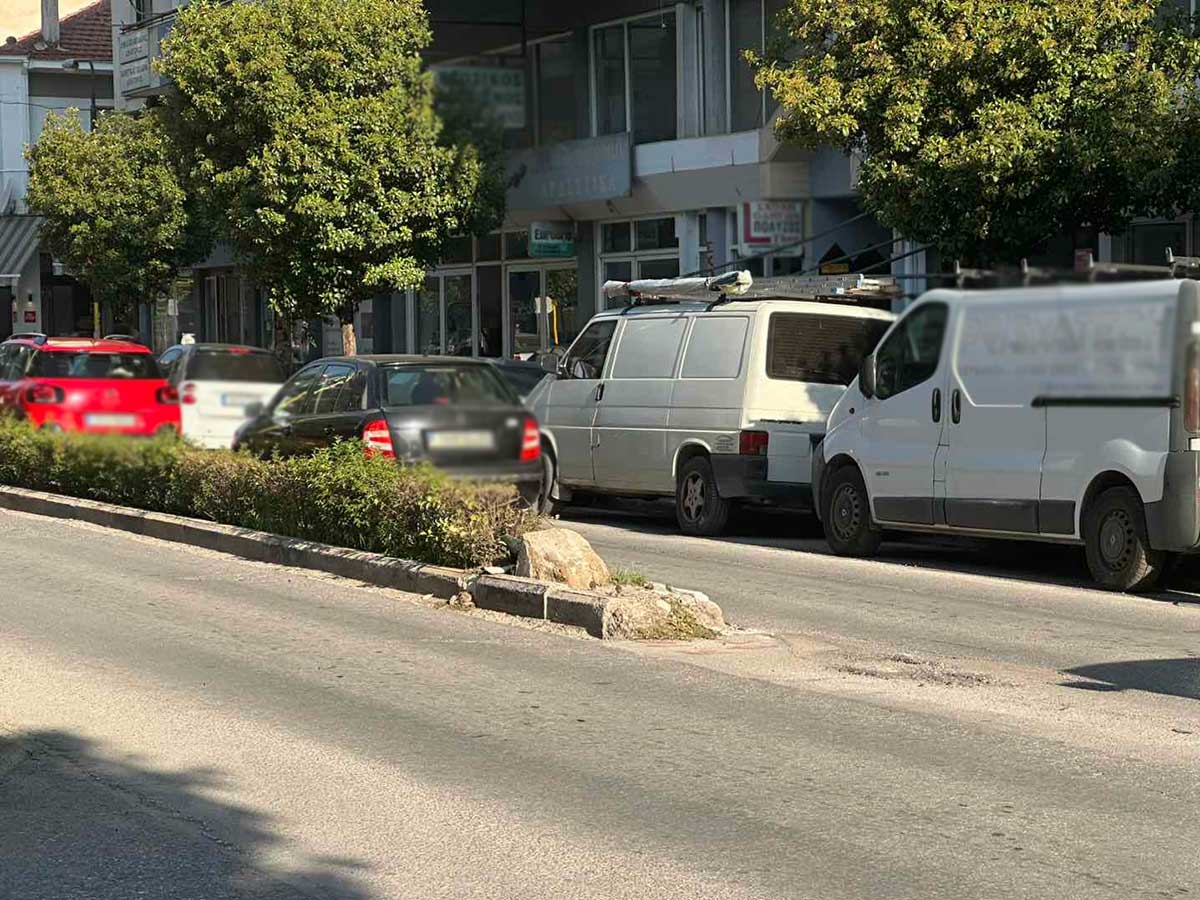 Τρίκαλα: Σκοτεινή και χωρίς σήμανση η νησίδα στην οδό Λαρίσης – Νέο ατύχημα μετά το σοβαρό τροχαίο