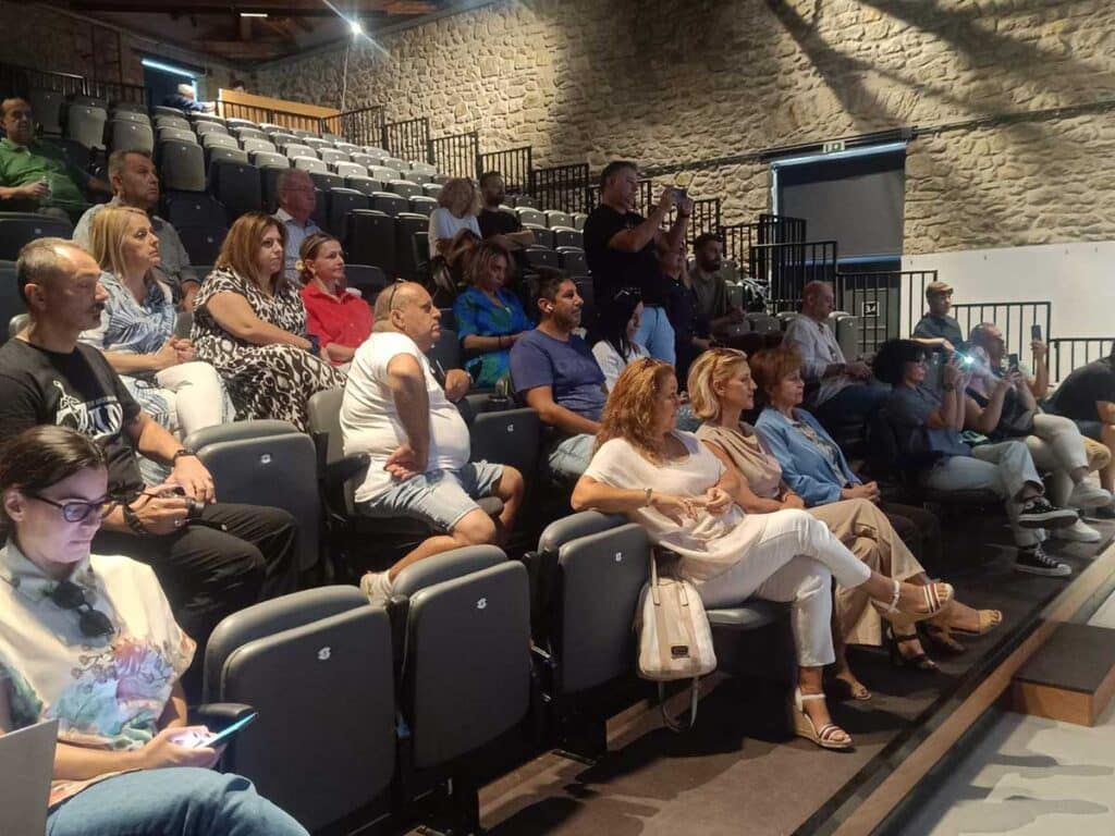 Κοινό στη συνέντευξη Τύπου για τον Μύλο των Ξωτικών 2025 στα Τρίκαλα