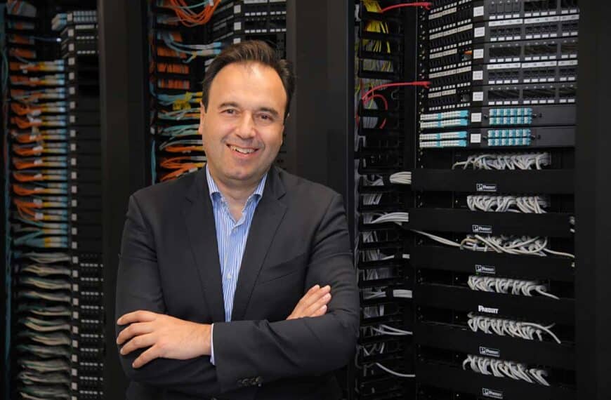 Δημήτρης Παπαστεργίου μιλά στο βήμα με servers στο φόντο