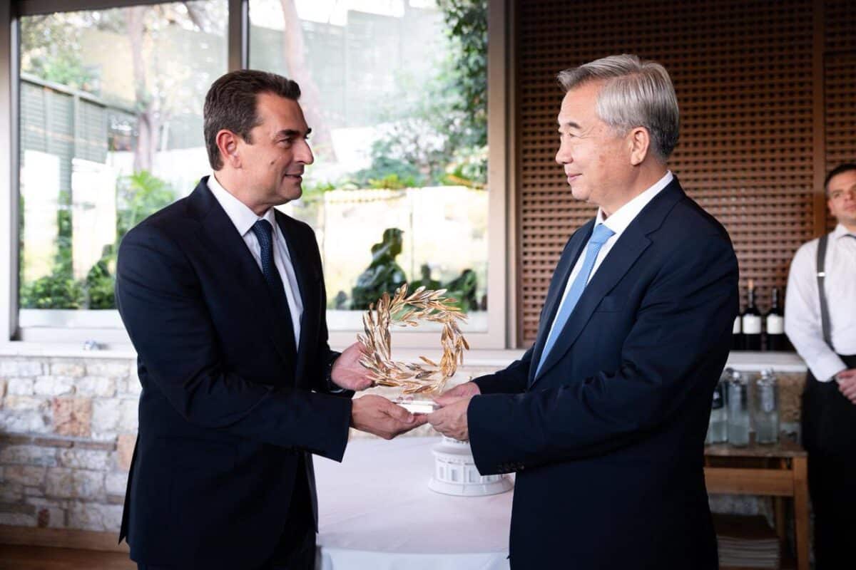 Κώστας Σκρέκας: Συνάντηση με τον Li Xi για ενίσχυση σχέσεων Ελλάδας – Κίνας