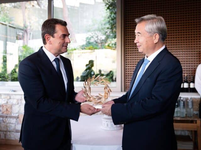 Κώστας Σκρέκας: Συνάντηση με τον Li Xi για ενίσχυση σχέσεων Ελλάδας – Κίνας