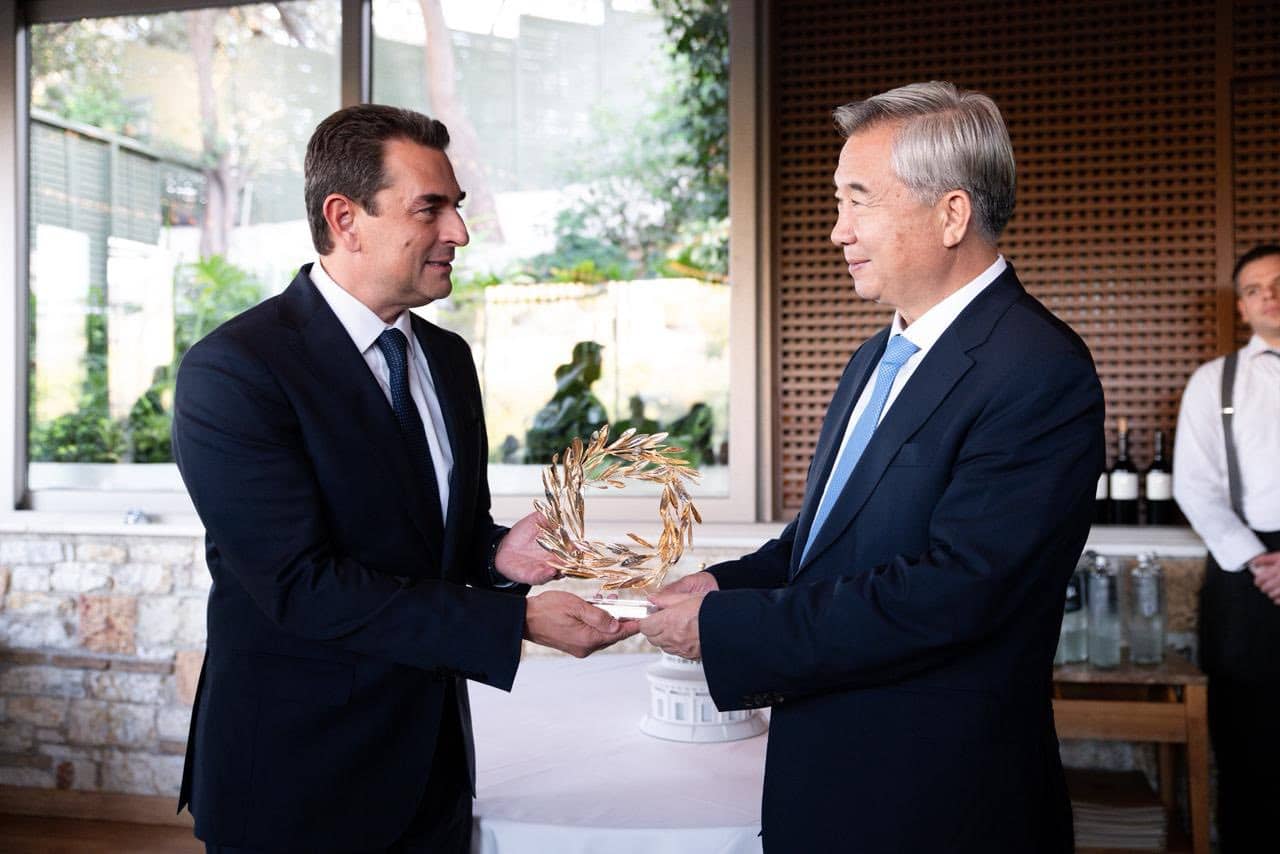 Κώστας Σκρέκας: Συνάντηση με τον Li Xi για ενίσχυση σχέσεων Ελλάδας – Κίνας