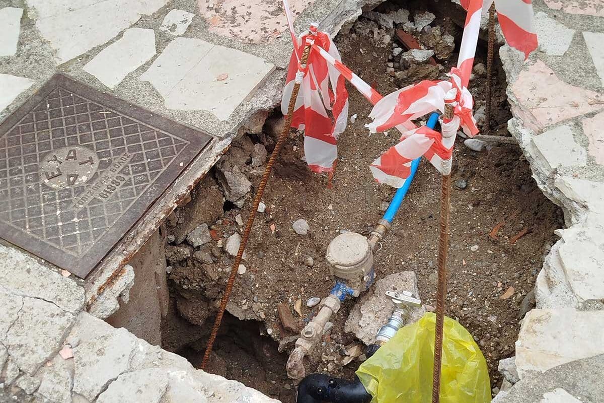 Ανοιχτοί λάκκοι μετατρέπουν πεζοδρόμια σε παγίδες στα Τρίκαλα