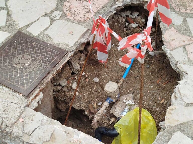 Ανοιχτοί λάκκοι μετατρέπουν πεζοδρόμια σε παγίδες στα Τρίκαλα