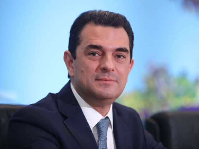 Σκρέκας για Τσίπρα: «Αρνείται να κάνει την αυτοκριτική του»