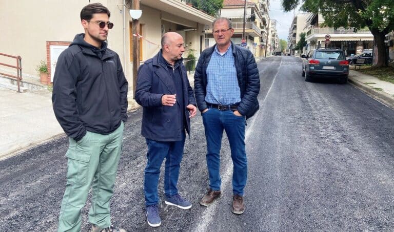 Εργασίες ασφαλτόστρωσης στην οδό Κανάρη στα Τρίκαλα