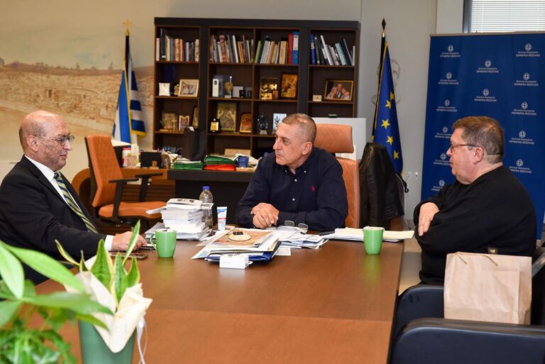 Ο Περιφερειάρχης Θεσσαλίας Δημήτρης Κουρέτας με τον Πρέσβη της Αρμενίας στην Ελλάδα Τιγκράν Μκρτσιάν κατά την εθιμοτυπική συνάντηση στη Λάρισα.