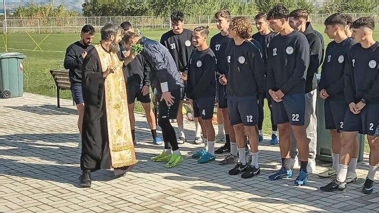 Αγιασμός του ΑΟ Τρίκαλα στη Σωτήρα πριν την αναμέτρηση με τη Λευκίμμη, με τον Πατέρα Κωνσταντίνο Λάμπρο.