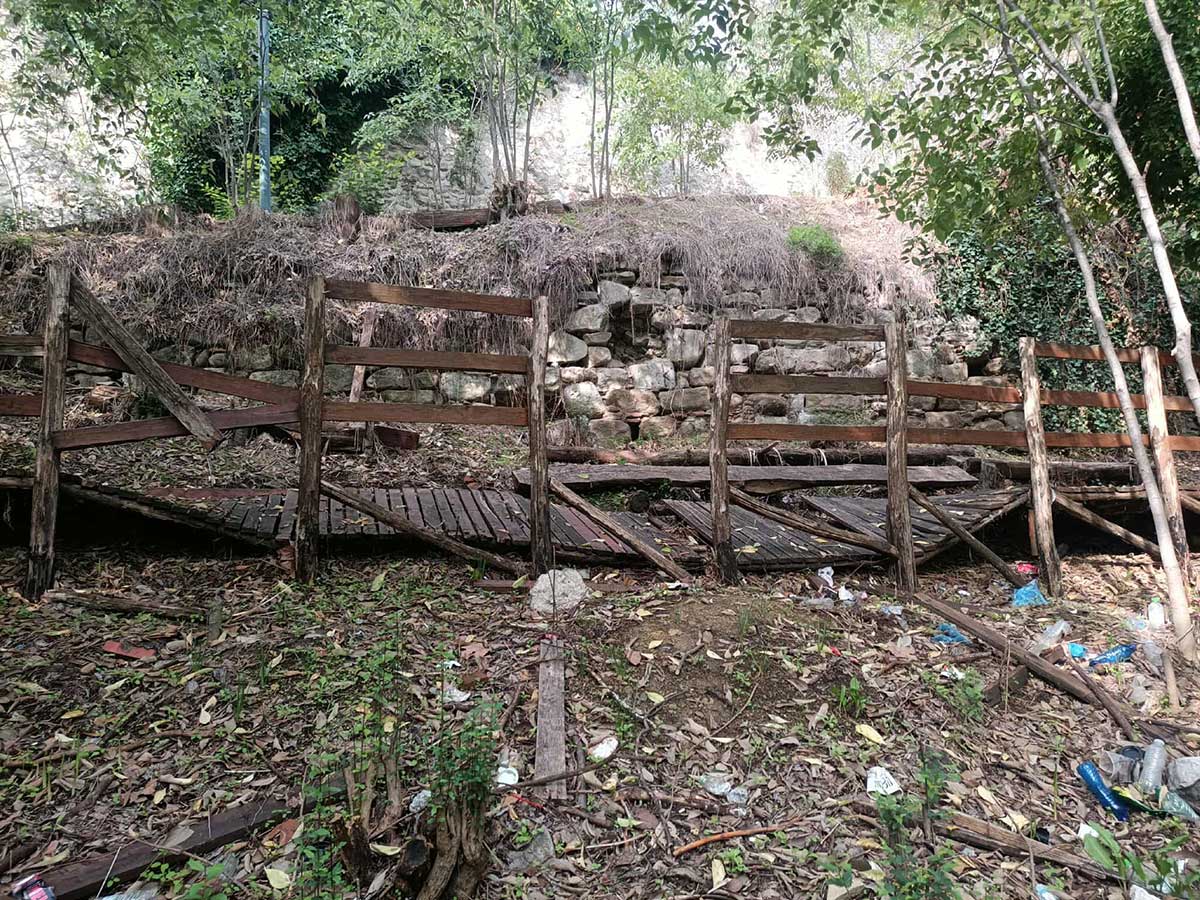 Ο Μύλος των Ξωτικών λάμπει – το Φρούριο ρημάζει: οι δύο πλευρές της πόλης