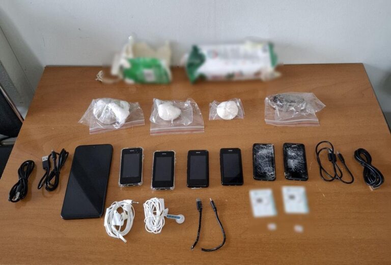 Κατασχεμένα αντικείμενα από τις φυλακές Τρικάλων — ναρκωτικές ουσίες, κινητά τηλέφωνα, καλώδια και κάρτες SIM που εντοπίστηκαν σε έρευνα της Αστυνομίας.