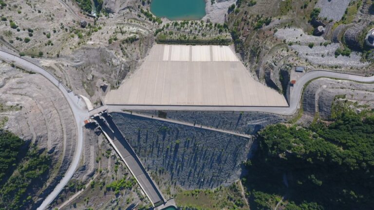 Φράγμα Μεσοχώρας στον Αχελώο — άποψη του ολοκληρωμένου υδροηλεκτρικού έργου που παραμένει ανενεργό.