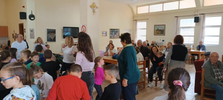 Μαθητές του 12ου Δημοτικού Σχολείου Τρικάλων τραγουδούν και προσφέρουν κάρτες στους ηλικιωμένους στο Στ΄ ΚΑΠΗ