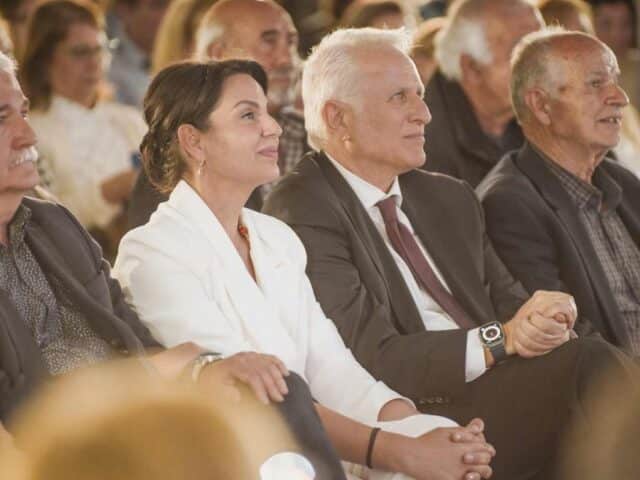 Ο «Γιάννης μας» με το βλέμμα στον Τσίπρα και το πόδι στον ΣΥΡΙΖΑ